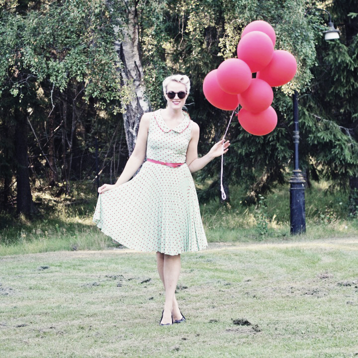 emmas vintage i prickig klänning och ballonger